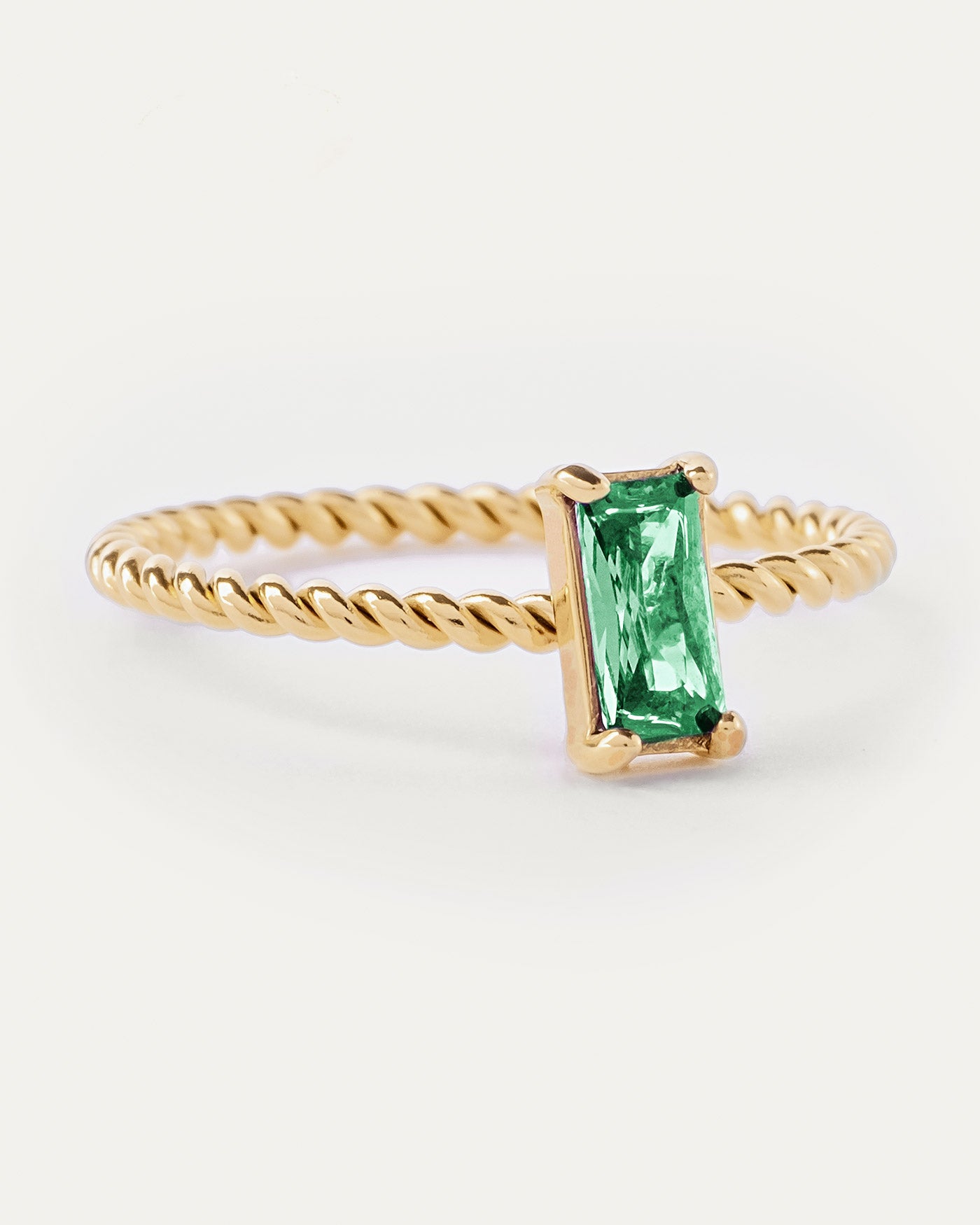 anillo dorado piedra verde